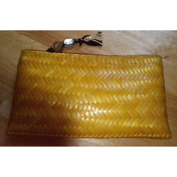 NWOT BEAUTIFUL ADRIENNE VITTADINI WOVEN CLUTCH BAG WITH SHELLS - Picture 2 of 7